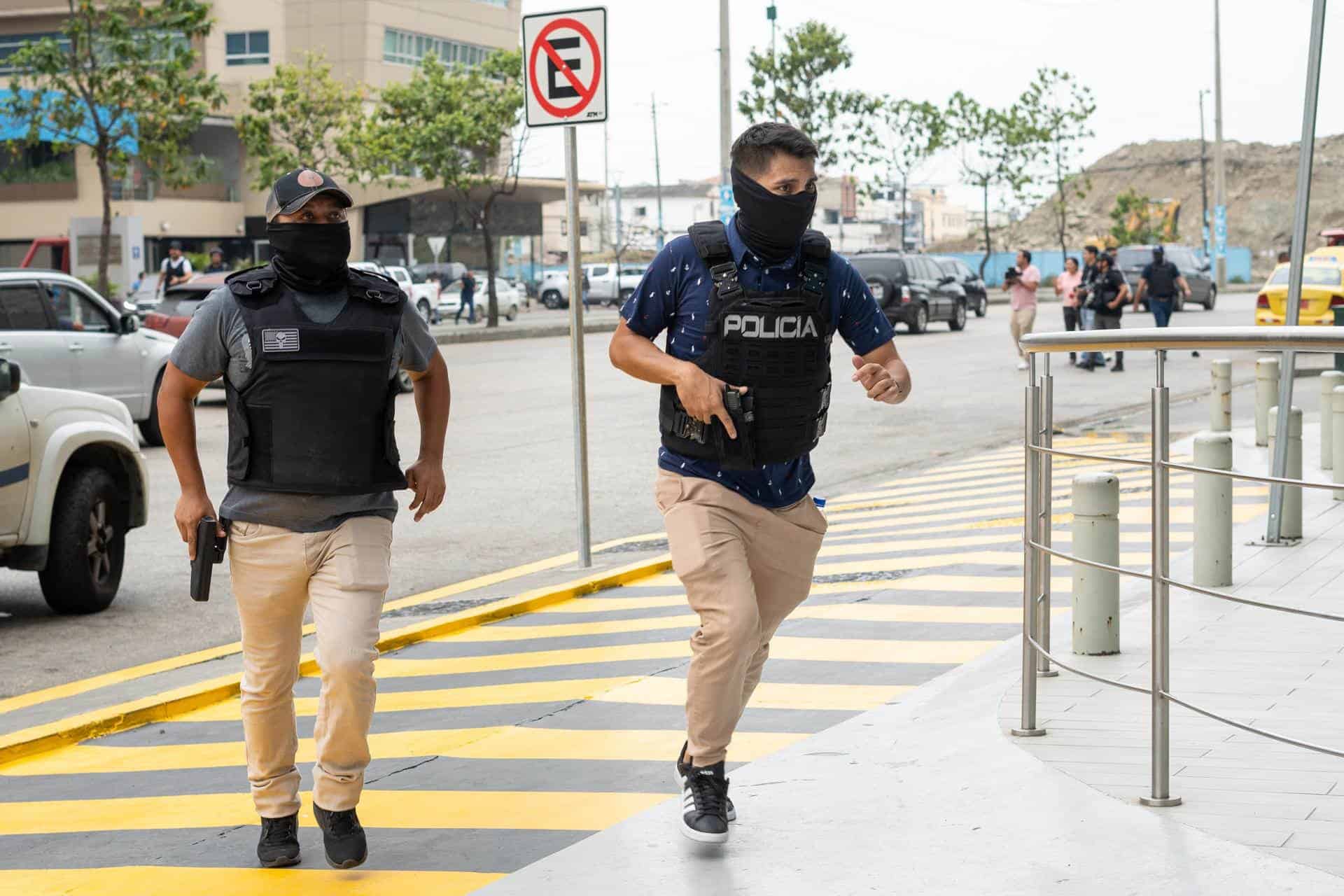 Liberan a tres policías que estaban secuestrados en medio de ola de violencia en Ecuador