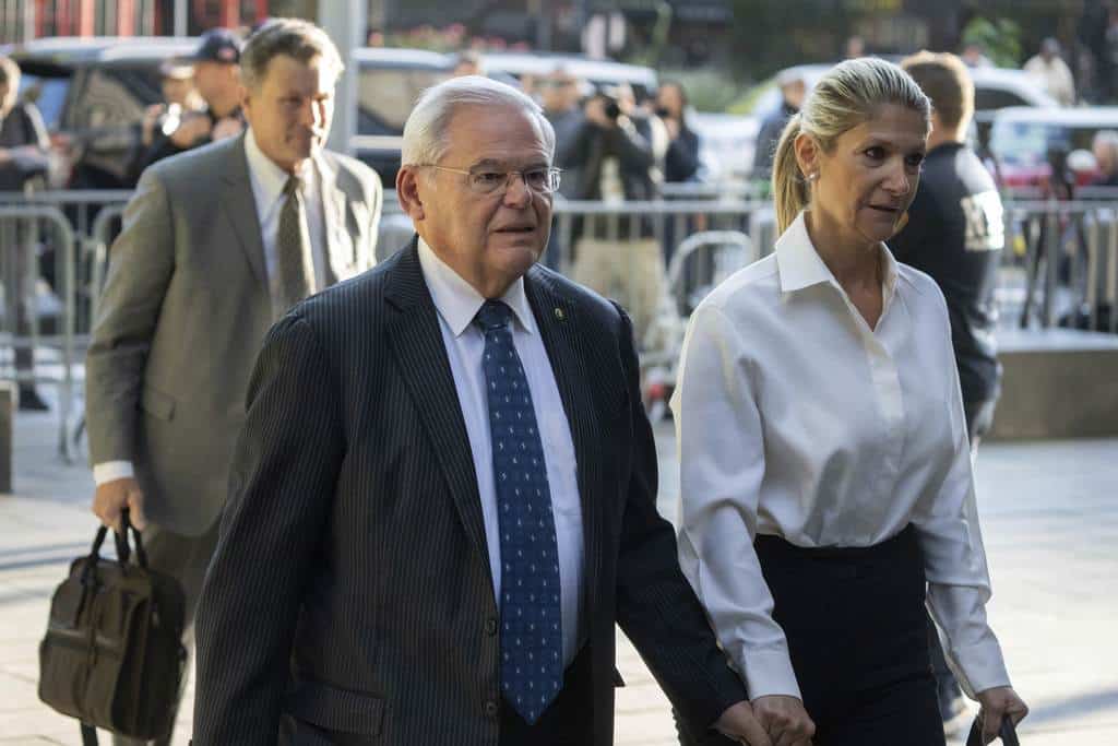 El senador Bob Menéndez y su esposa piden juicios separados en caso por sobornos