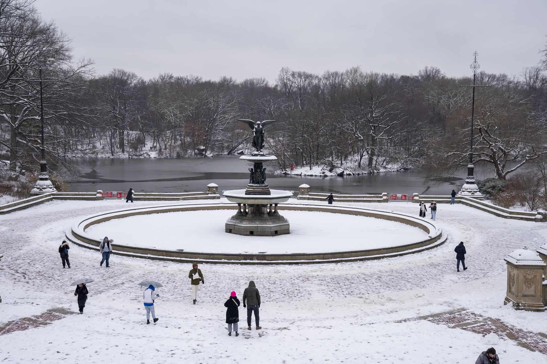 Nieve y gélidas temperaturas persisten en gran parte de EE.UU., con vuelos cancelados