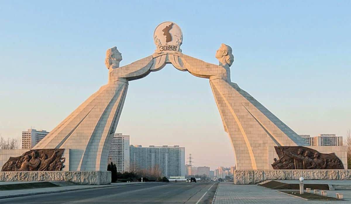Corea del Norte derriba un simbólico monumento de unificación con el Sur