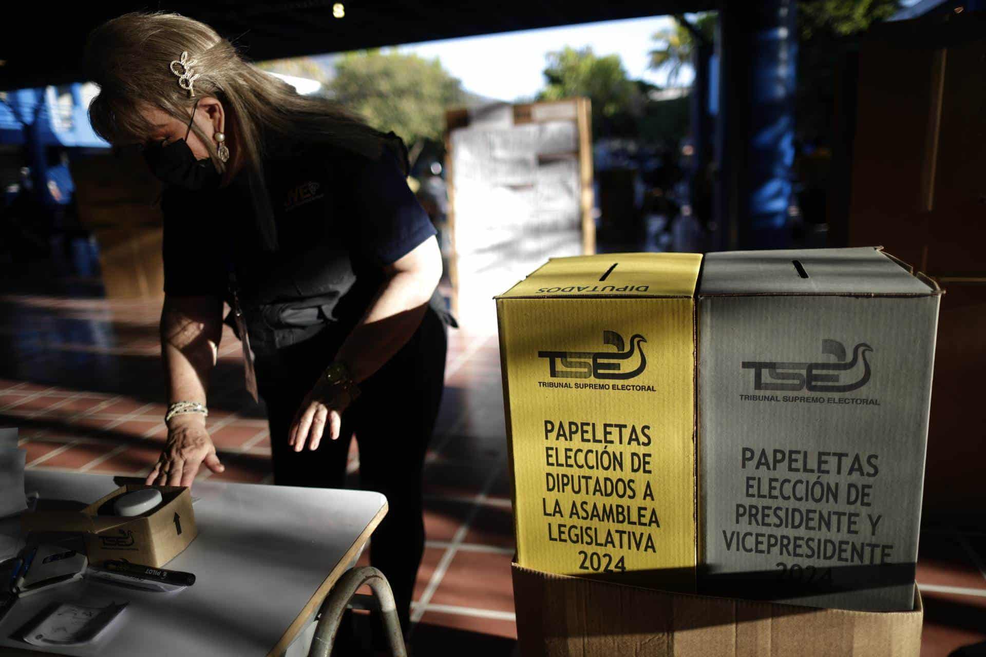 Abren los centros de votación para las eleciones en El Salvador