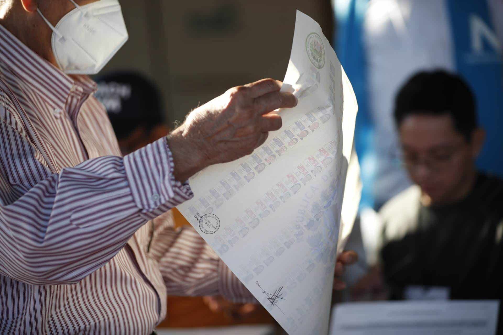 Observadores destacan un “desarrollo relativamente normal” de elecciones en El Salvador