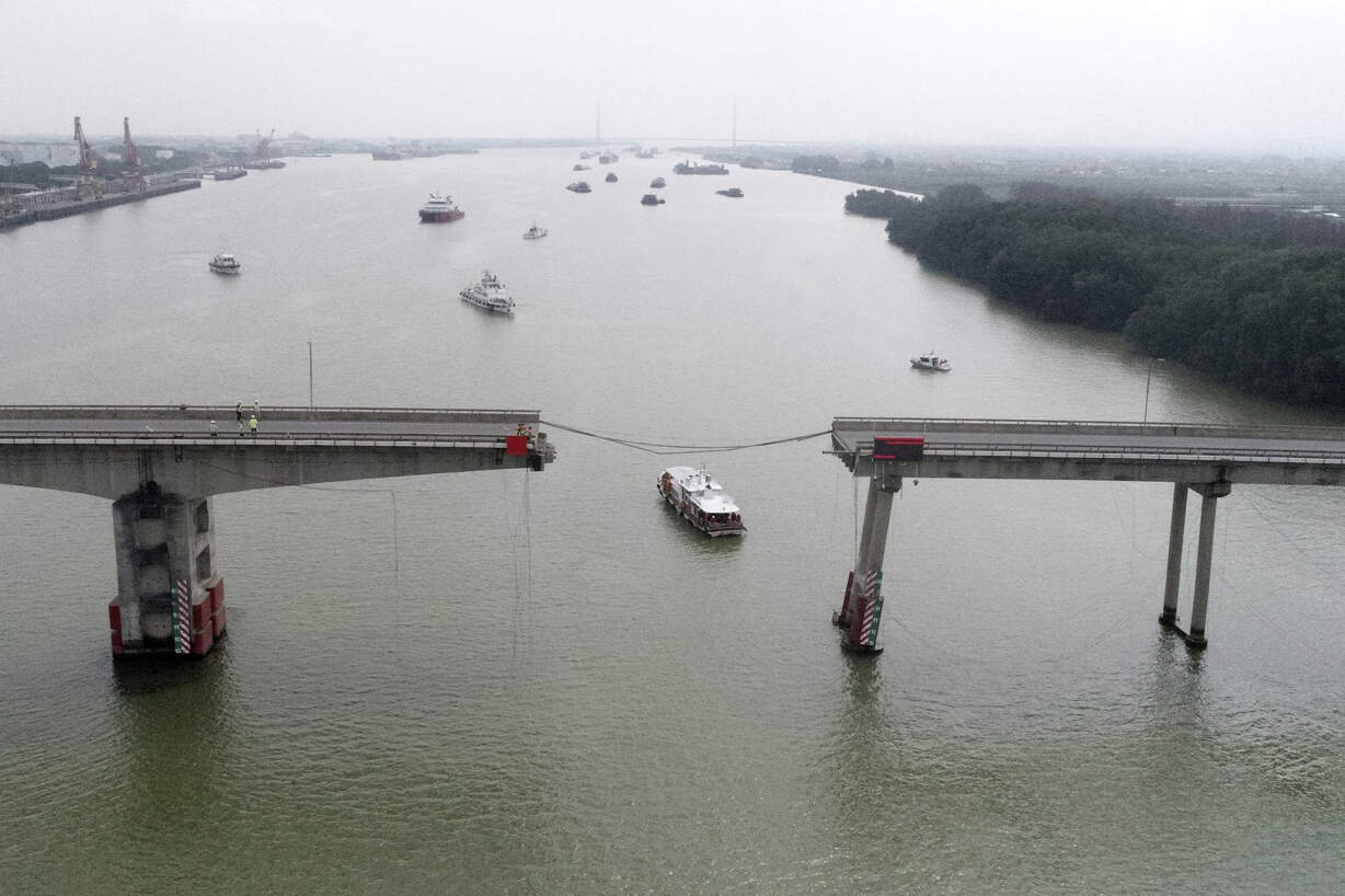 Buque portacontenedores golpea puente en China y causa 5 muertos y derrumbe parcial