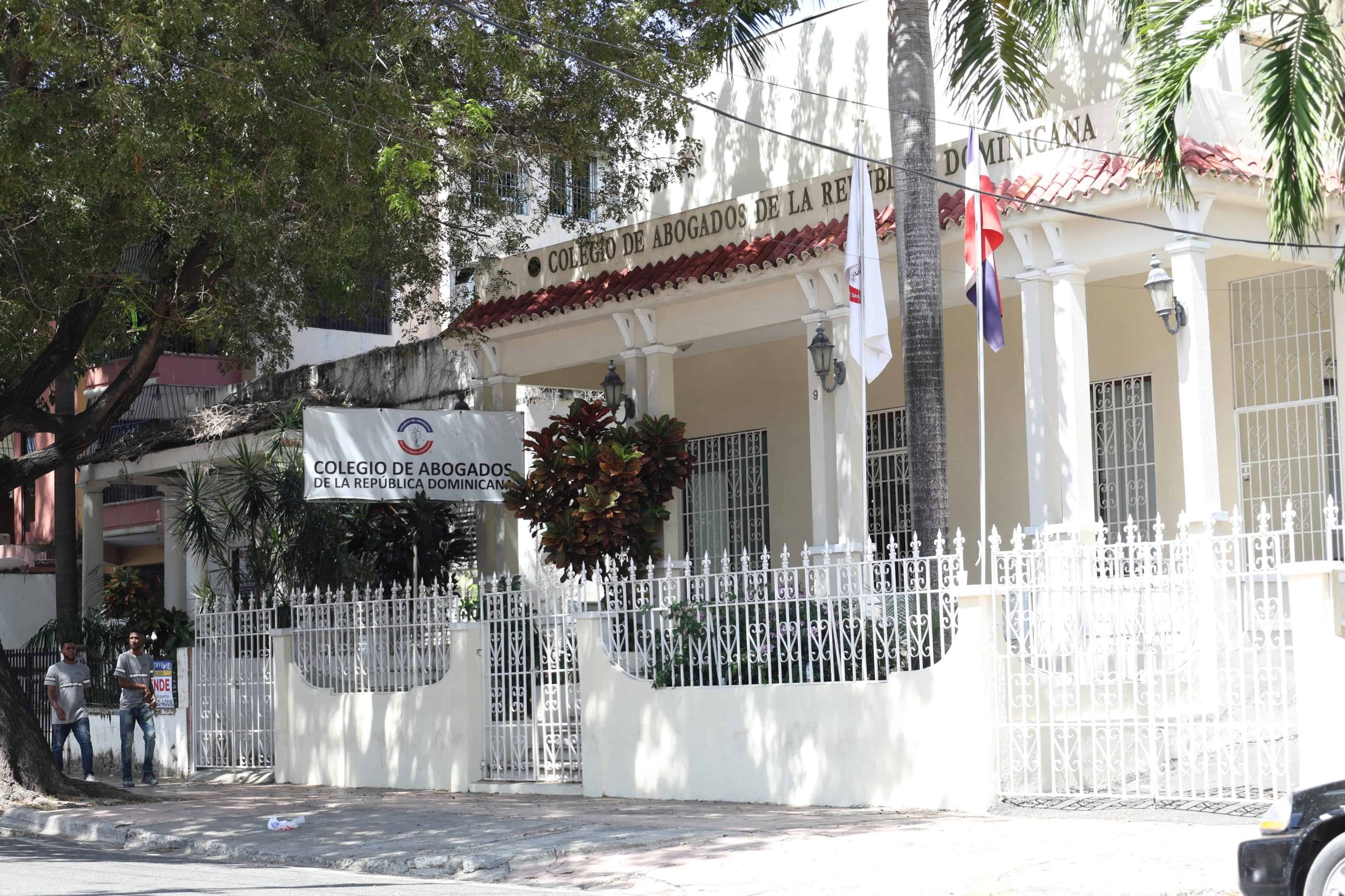 Sede del Colegio de Abogados permanece cerrada y custodiada por la Policía