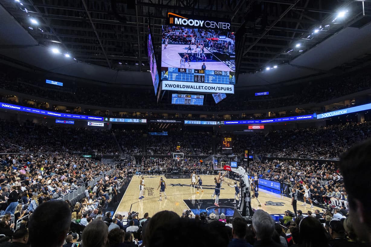 Con 31 puntos de Jokic, Nuggets vencen a Spurs frente a entrada récord en la capital de Texas
