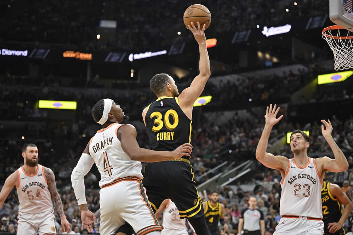 Warriors, con 33 puntos de Curry, se imponen a los Spurs para su cuarto triunfo seguido