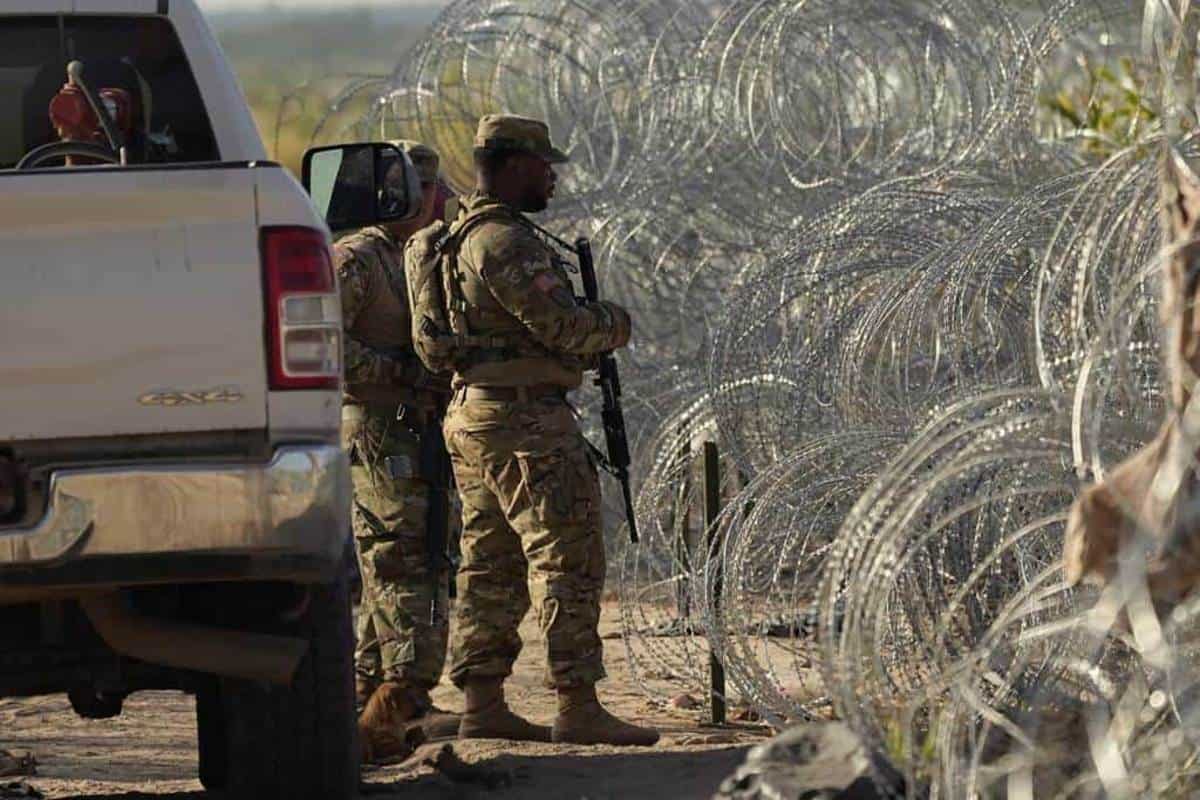 Pelea entre migrantes y agentes en la frontera entre México y Estados Unidos