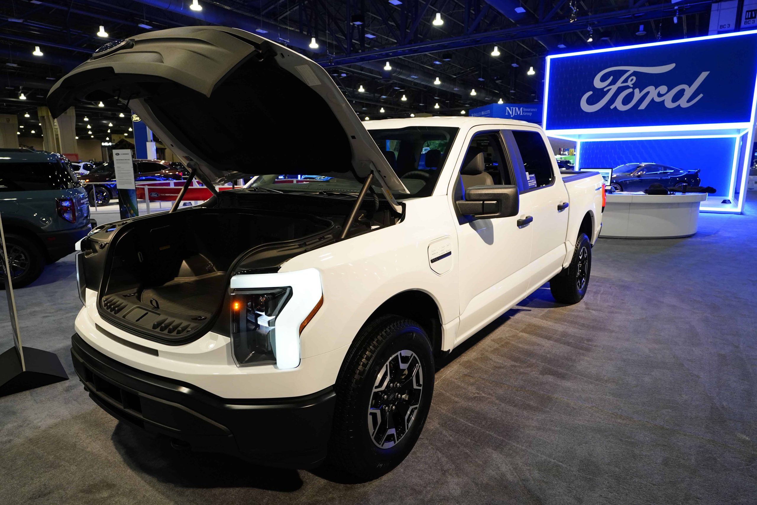 Ford pospone la producción de dos vehículos eléctricos por la desaceleración del mercado en EE.UU.