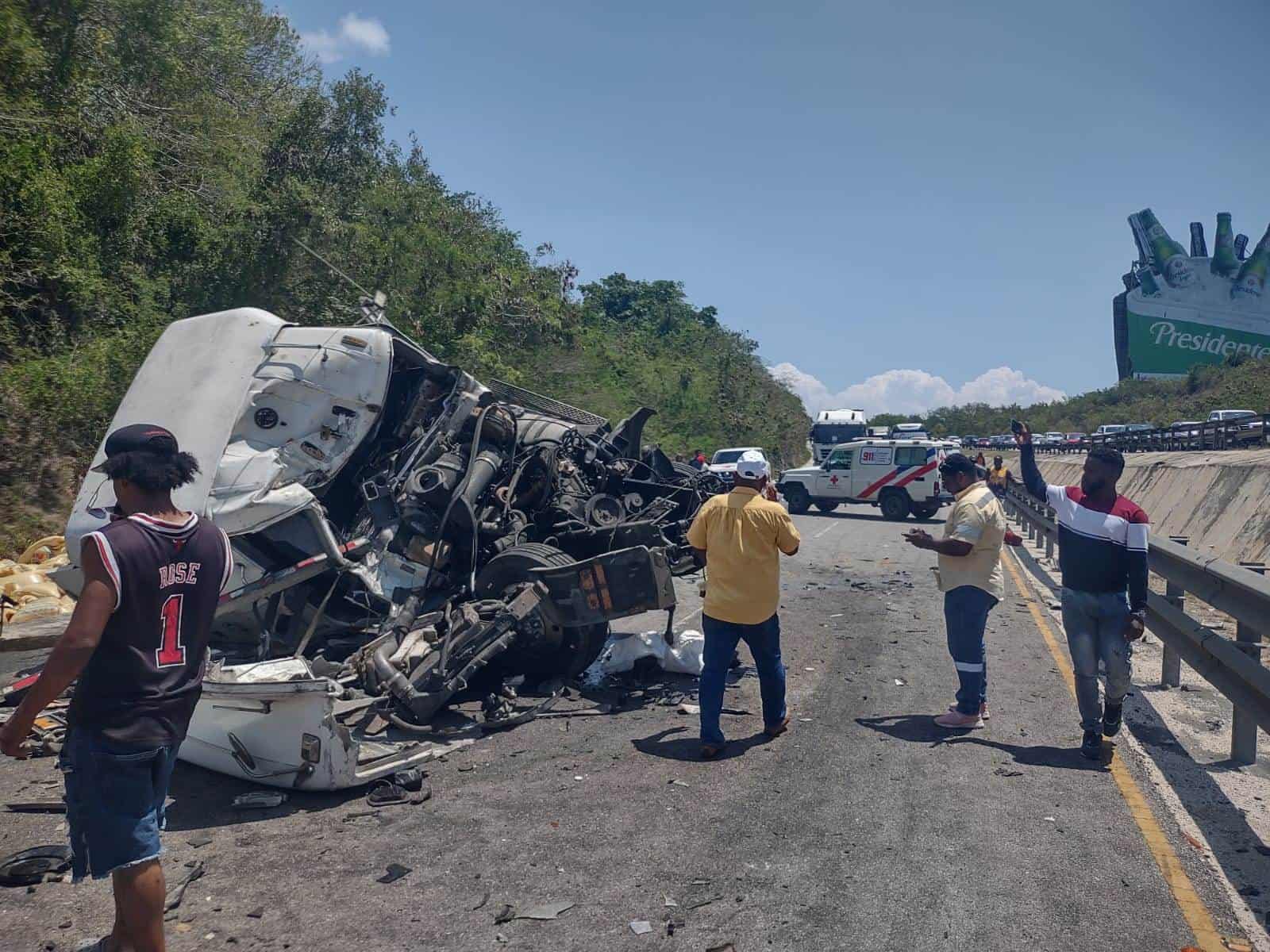 Accidente de tránsito en La Romana involucra a siete vehículos con varias personas afectadas