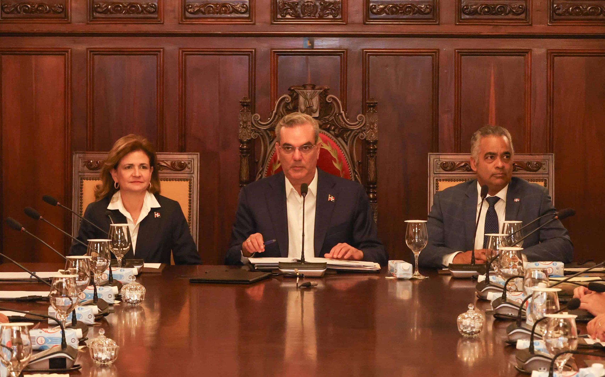 Abinader sustituye a cuatro gobernadoras que participan en elecciones