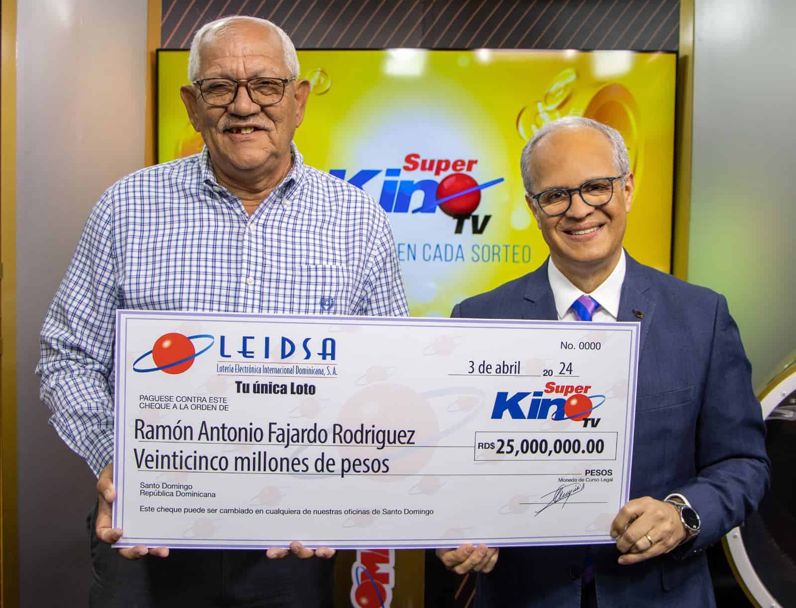 Leidsa entrega 25 millones a profesor ganador del Súper Kino TV