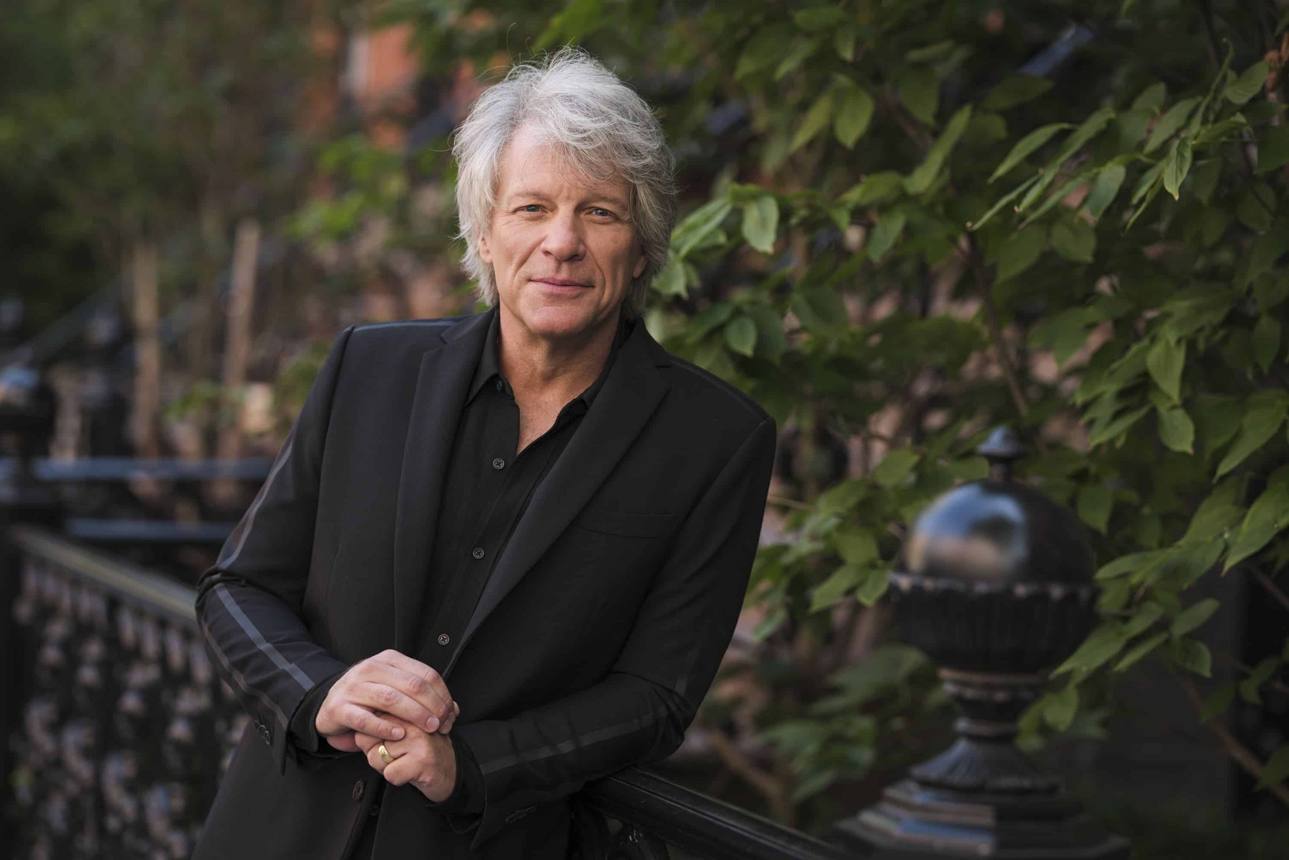 Jon Bon Jovi se mantiene optimista después de una importante cirugía vocal